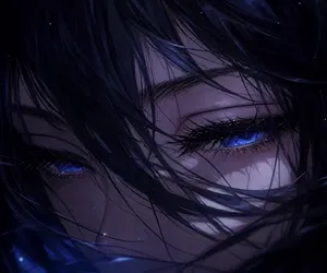 Primer plano de ojos azules y cabello oscuro mojado