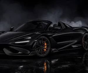 McLaren 765LT Spider negro en la niebla